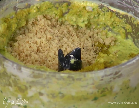 Приготовить морковную закуску: морковь почистить, натереть на мелкой терке и выложить в чашу блендера вместе с оливками и шпинатом, влить оливковое масло, добавить творожный сыр, все посолить и взбить. Всыпать хмели-сунели, грецкие орехи, еще раз все взбить, затем перемешать и переложить в салатник.