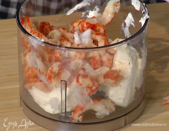 Приготовить закуску с раками: в чашу блендера выложить творожный сыр, раковые шейки, хрен, мелко нарезанный укроп и все измельчить, затем посолить, добавить сок половинки лимона, оливковое масло и очищенный зубчик чеснока, еще раз все измельчить и переложить в салатник.