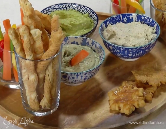 Готовые закуски подавать на стол в салатниках или намазать на тосты.