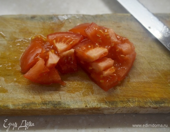 Помидор вымойте, некрупно нарежьте.