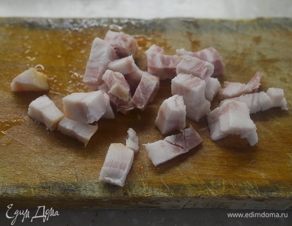 Бекон нарежьте кубиками.