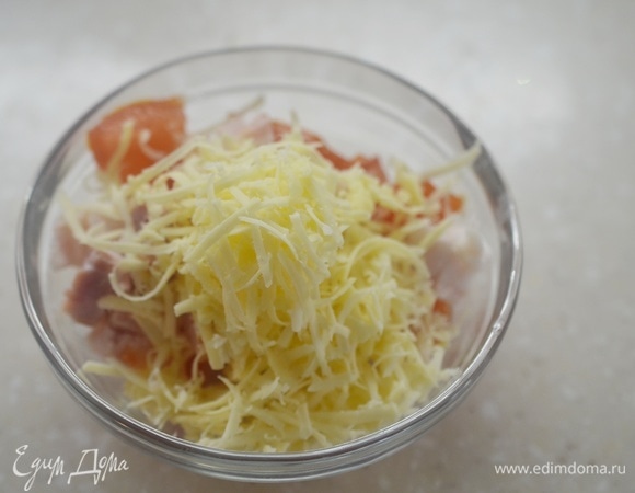 Сыр натрите на терке.