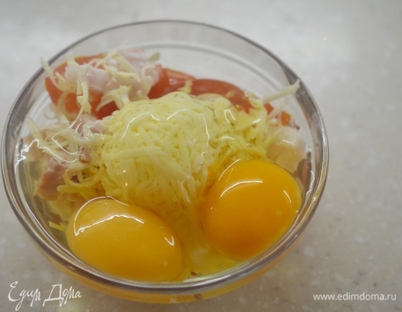 Все перемешайте, добавьте яйца.