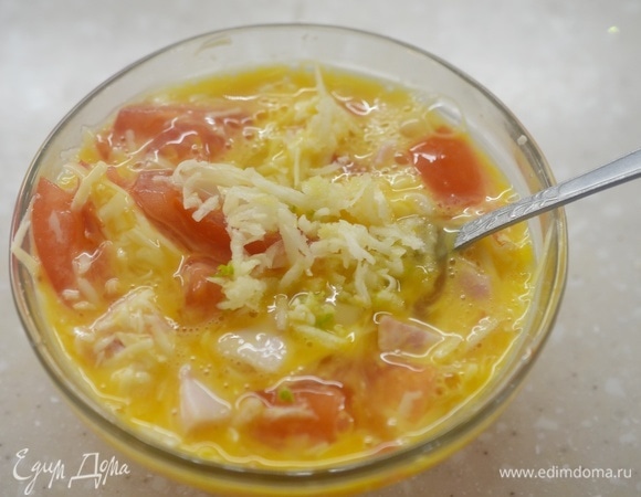 Добавьте измельченный чеснок.