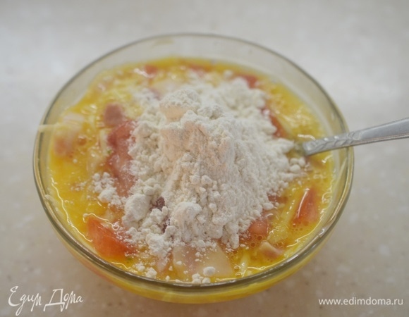 Муку. Все перемешайте.