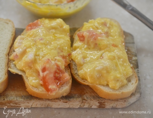 На каждый кусок выложите начинку.