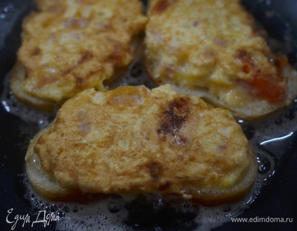 В сковороде разогрейте масло, выложите кусочки хлеба сначала начинкой вниз, обжарьте. Затем переверните и обжарьте с другой стороны.