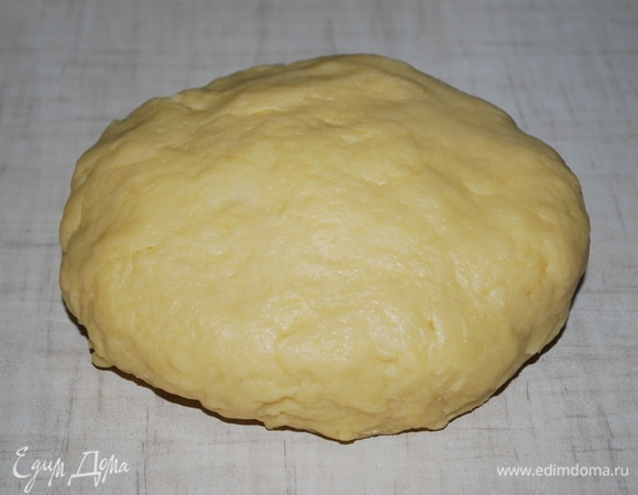 Для теста растопите сливочное масло, дайте ему немного остыть. В большой миске смешайте сметану, сахар и сливочное масло. Муку перемешайте с разрыхлителем и солью, добавьте в миску. Руками замесите тесто, оно получается мягким и эластичным.