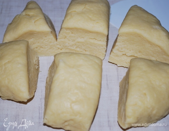 Тесто разделите на 6 частей, так будет удобнее с ним работать. Уберите в холодильник минимум на 2–3 часа. Я убрала на ночь.