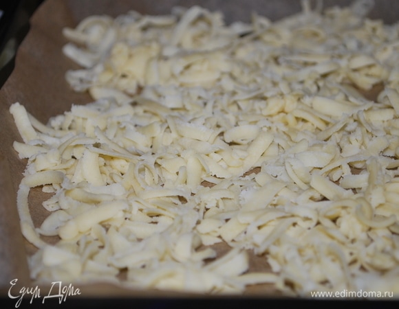 Противень застелите пергаментом. Натрите тесто на крупной терке (охлажденное тесто очень легко натирается). Выпекайте до светло-золотистого цвета в разогретой духовке при 180°C в течение 15 минут.