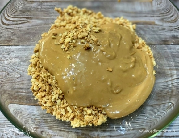 В сотейнике нагрейте сливки (у меня 10%), добавьте вареную сгущенку и по вкусу ванильный сахар. Возьмите сгущенное молоко хорошего качества, если будете варить сгущенку сами. Все хорошо вместе перемешайте до полного объединения.