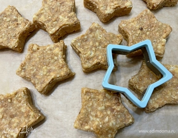 Сформируйте пирожные с помощью вырубки для печенья. Уберите в холодильник для застывания.