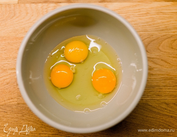 В чашу вбить яйца.