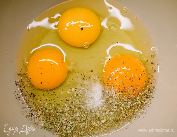 Добавить соль, перец, травы по вкусу.