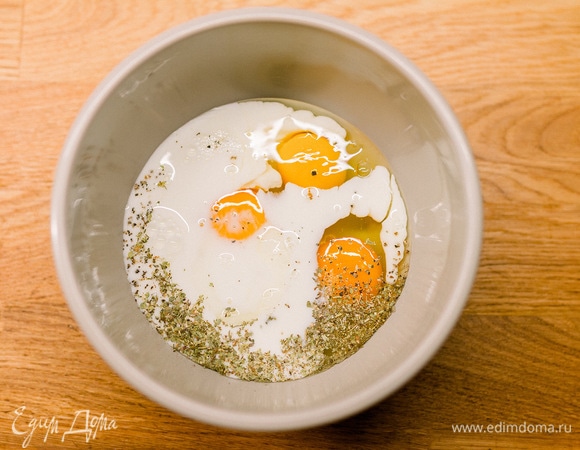 Влить молоко.