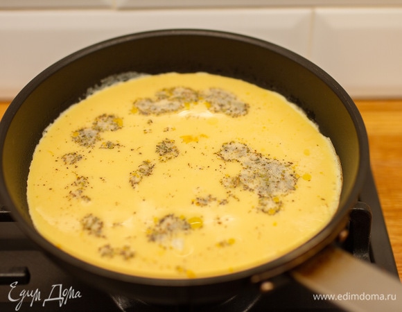 На сковороде раскалить немного масла и вылить яичную смесь. Жарить на небольшом огне под закрытой крышкой.