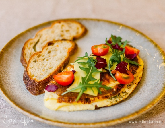 Сверху на горячий омлет можно положить еще ломтик сыра, украсить зеленью и помидорами черри. Приятного аппетита!