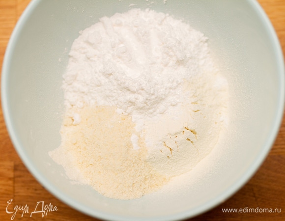 Муку, миндальную муку, сахарную пудру и соль соединить в чаше.