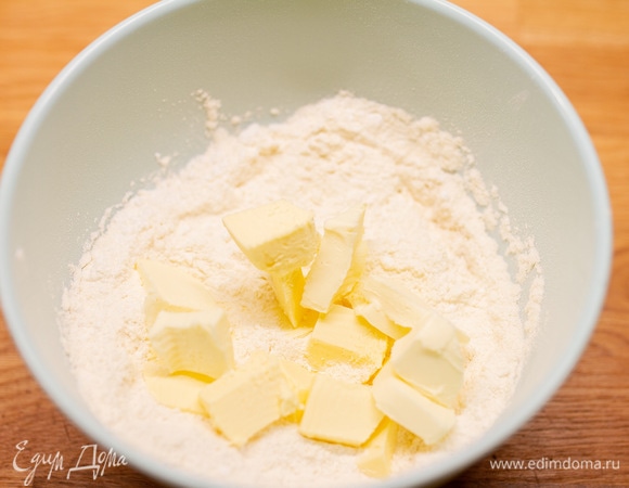 Добавить холодное сливочное масло, нарезанное кубиками.
