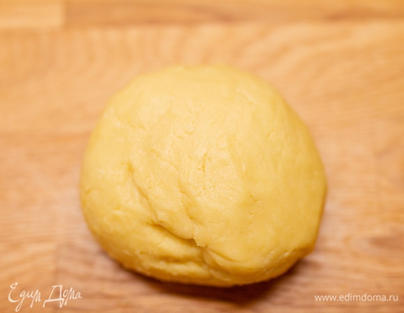 Замесить тесто и убрать в морозильник на 40 минут.