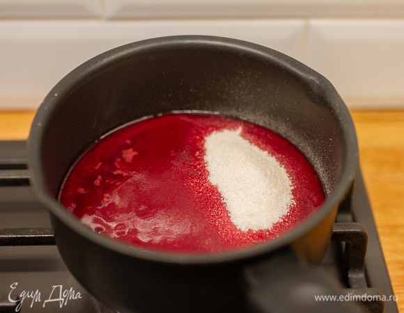 Малиновое пюре прогреть в сотейнике до закипания, всыпать сахар с пектином и варить до появления первых пузырьков.