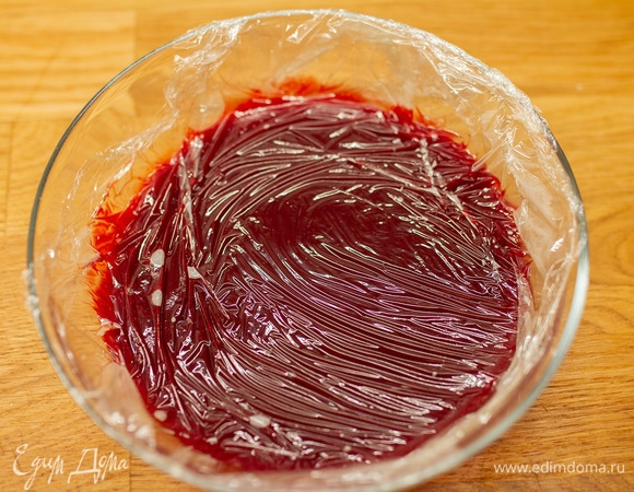 Переложить в чашу, накрыть пленкой в контакт и убрать в холодильник до полного остывания.