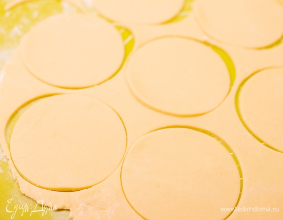 Тесто раскатать и вырезать круги немного больше, чем диаметр формочек.