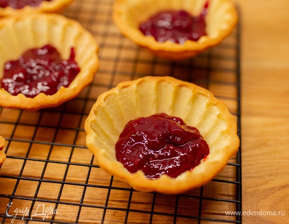 На дно корзинок выложить малиновую начинку.