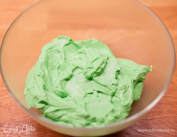 Для крема взбить миксером творожный сыр, сливки, сахарную пудру и каплю красителя (по желанию).