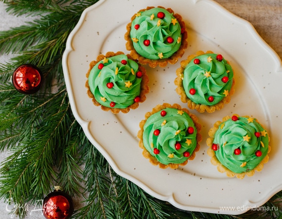 Переложить крем в кондитерский мешок и украсить корзинки. Приятного аппетита!