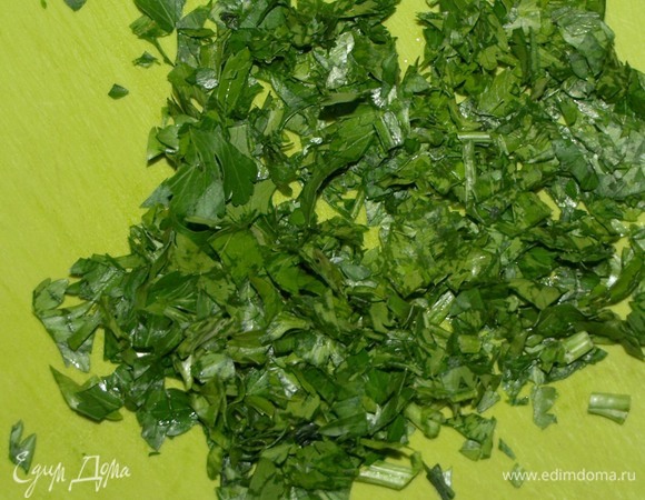 Петрушку мелко порубить.