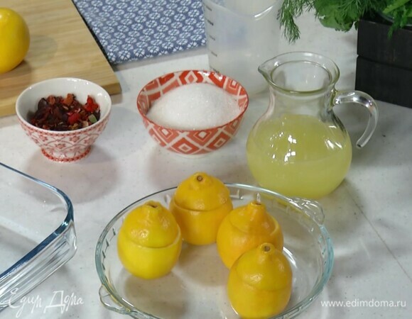 Из лимонной мякоти выжать сок и процедить его — должно получиться 350 мл.