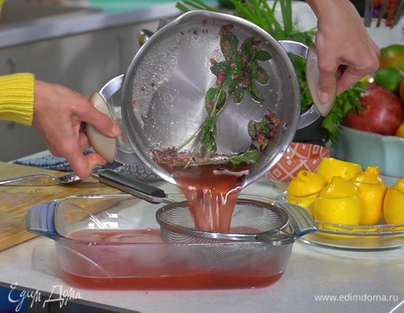 Добавить в сироп 2 веточки мяты, перемешать и процедить через сито, затем остудить и перелить в пластиковый контейнер с крышкой.