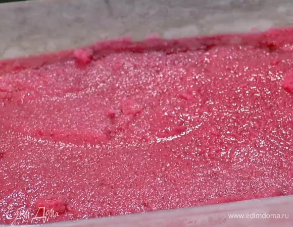 Поставить сорбе в морозилку минимум на 4 часа, каждый час перемешивать деревянной ложкой, чтобы масса осталась однородной.