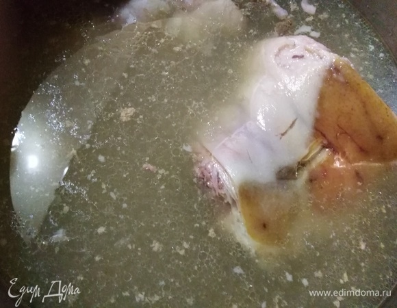 Рульку и ножку замочить на ночь в холодной воде. Хорошо почистить. Выложить в кастрюлю. Залить водой так, чтобы она покрывала мясо. Довести до кипения, слить воду. Снова залить чистой водой и варить в течение 6 часов на самом минимальном огне. После закипания сразу посолить.