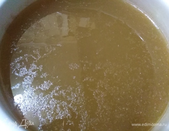 Бульон процедить. С поверхности собрать весь жир.