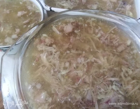 Соединить бульон с мясом, добавить чеснок. Разлить по формам. Дать полностью остыть. Убрать в холодильник.