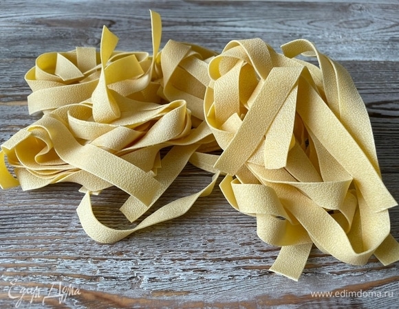 Макаронные изделия паппарделле отварите в большом количестве воды до состояния альденте, посолите по вкусу. Откиньте на дуршлаг.