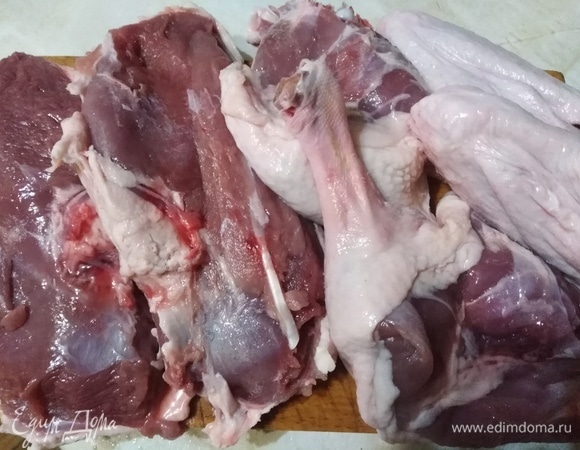 Утку нарезать порционными кусками — крылья, грудки и ножки.