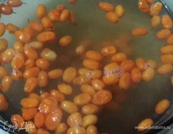 Облепиху залить 2 ст. кипятка.