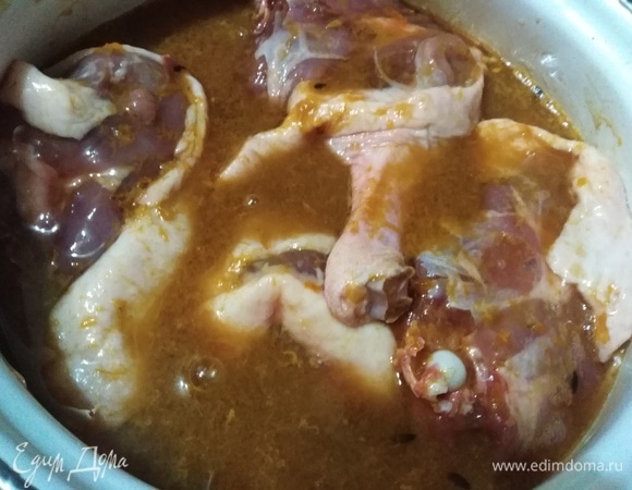 Маринад должен полностью покрыть мясо. Накрываем крышкой и убираем в холодильник на 12 часов.