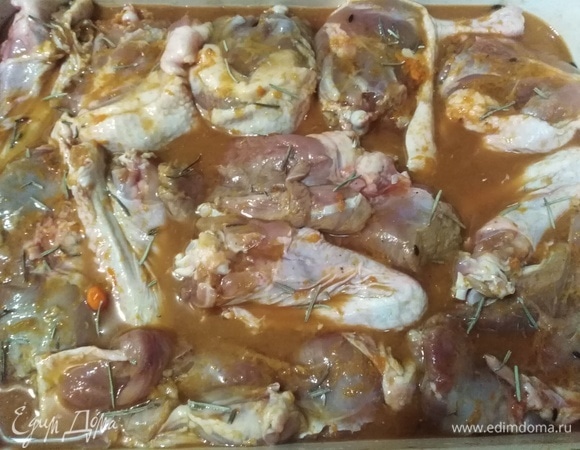 Маринованную утку выкладываем в форму для запекания, посыпаем розмарином. Ставим в духовку на 30 минут при 200°C.