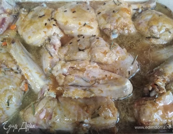 Поливаем оставшимся маринадом. Ставим обратно в духовку.