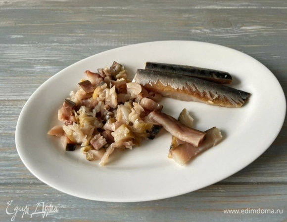 Для салата скумбрию разделайте, удалите внутренности, очистите от пленки и костей. Рыбу нарежьте на мелкие кубики.