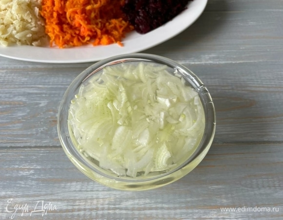 Лук очистите, нарежьте на тонкие полукольца. В воде размешайте сахар и уксус, добавьте лук. 15 минут будет достаточно для маринования.