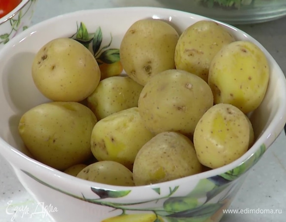 Картофель вымыть и отварить в мундире, затем разрезать на четвертинки.
