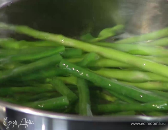 Спаржу и фасоль слегка отварить в кипящей воде, так чтобы они не были сырыми, но остались упругими, затем откинуть на дуршлаг, промокнуть бумажным полотенцем и нарезать кусочками.