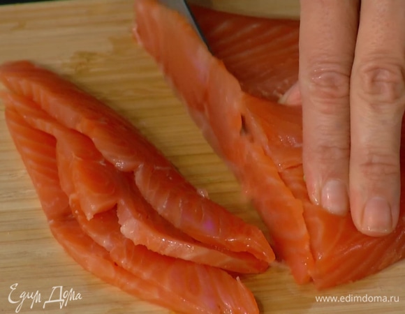 Семгу нарезать вдоль тонкими ломтиками.