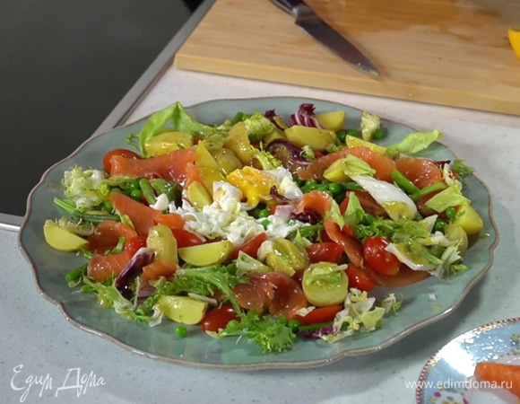 В большую тарелку слоями выложить спаржу, фасоль, черри, зеленый горошек, картофель и салатный микс, полить все заправкой. Сверху разложить кусочки рыбы, яйцо пашот, слегка перемешать и подавать.