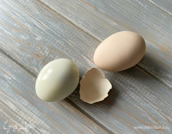 Яйца отварите, очистите от скорлупы и натрите на крупной терке.
